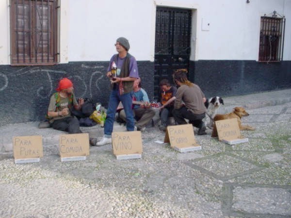 Foto que ilustra la segmentación de mercado: varios músicos callejeros con carteles distintos para cada tipo de cliente
